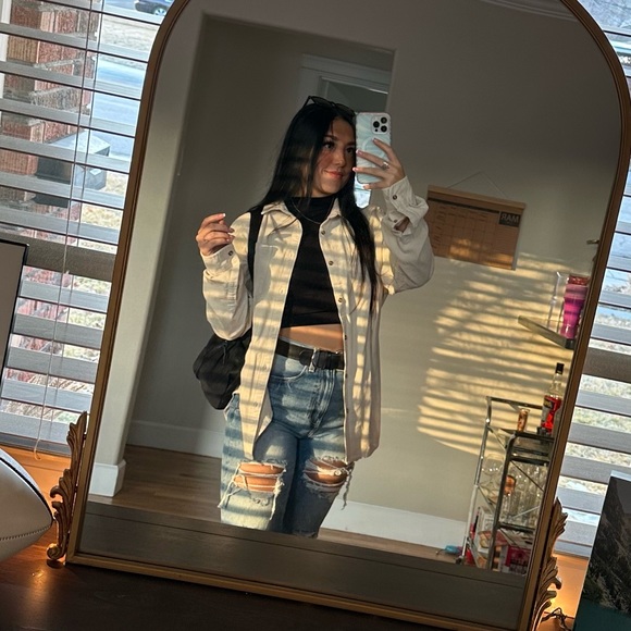 Meet your Posher, Tegan - Picture 2 of 6